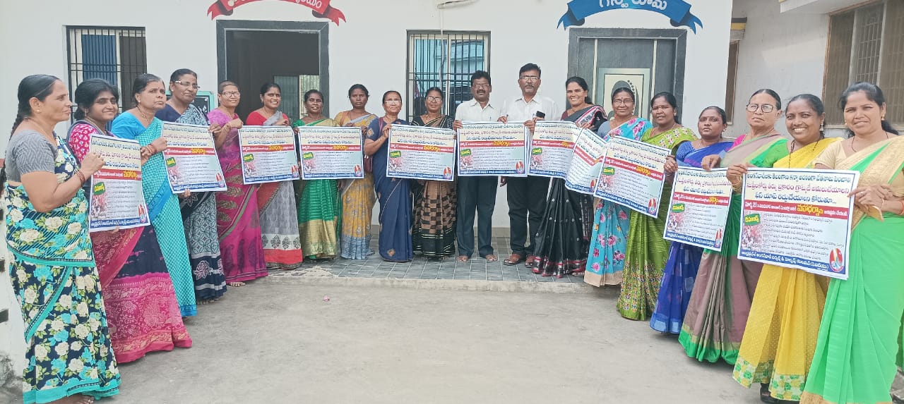 పోస్టర్లు విడుదల చేస్తున్న నాయకులు