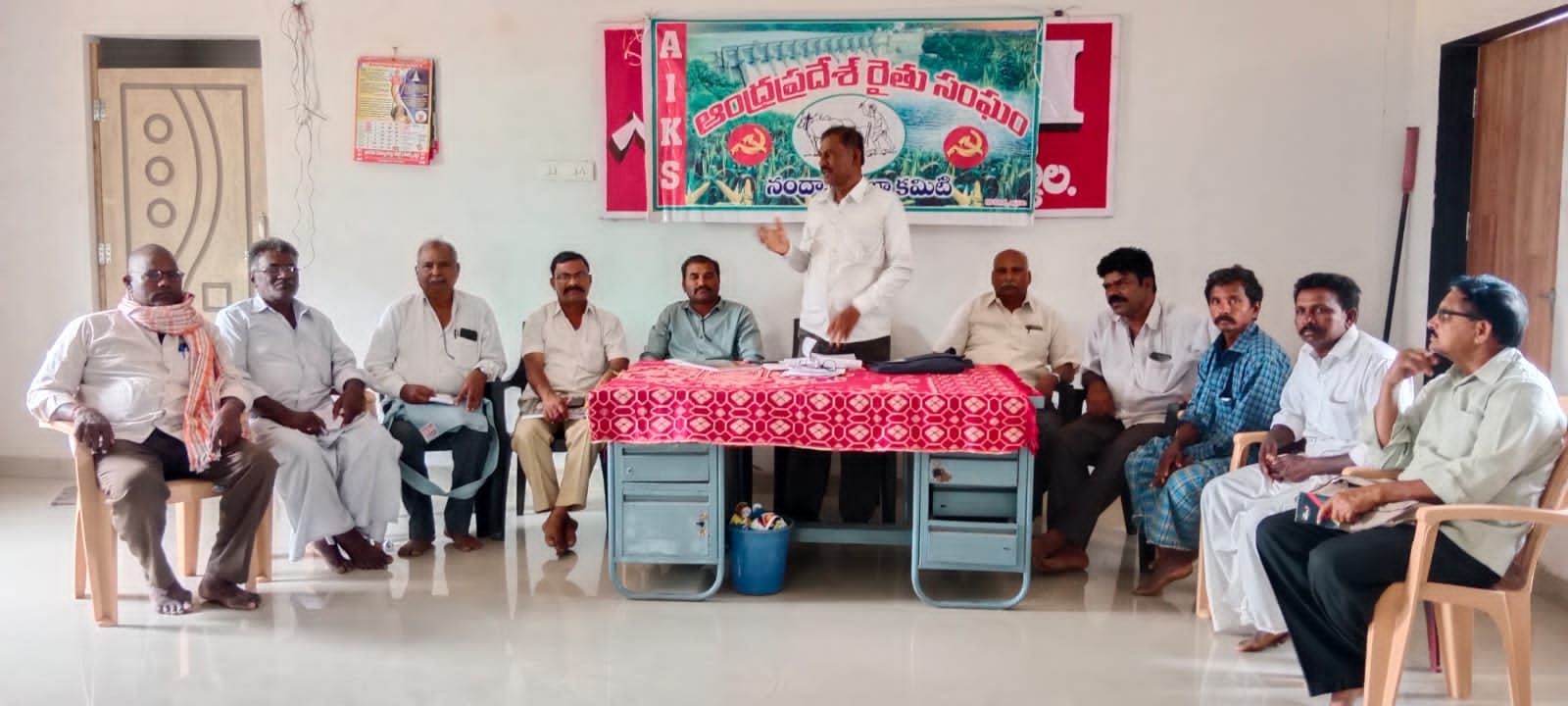 సమావేశంలో మాట్లాడుతున్న రైతు సంఘం జిల్లా కార్యదర్శి ఎ. రాజశేఖర్