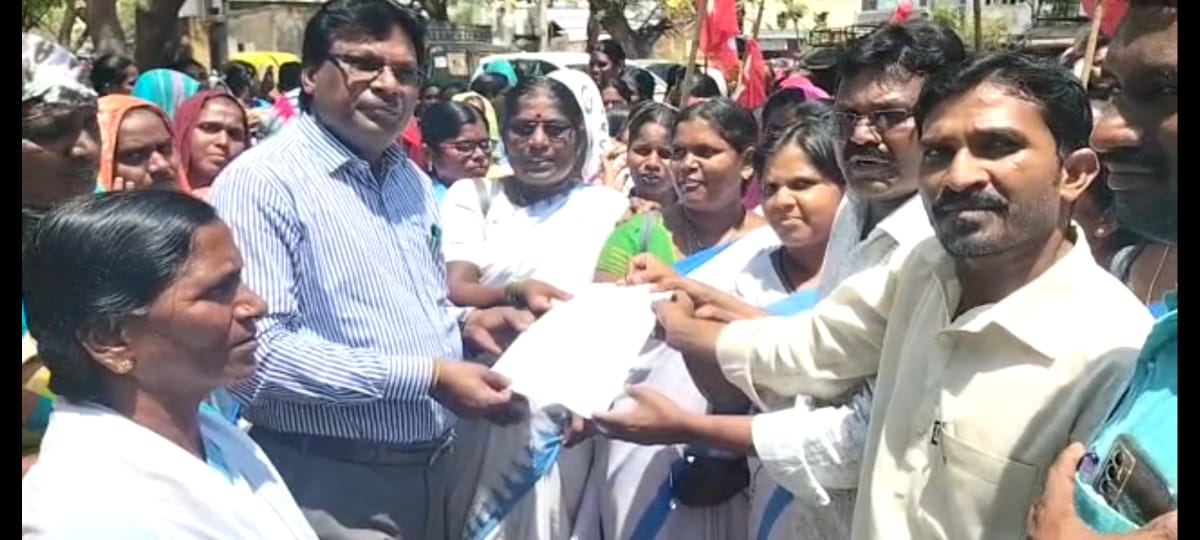  డిఎంహెచ్‌ఒకు వినతి పత్రం అందచేస్తున్న నాయకులు