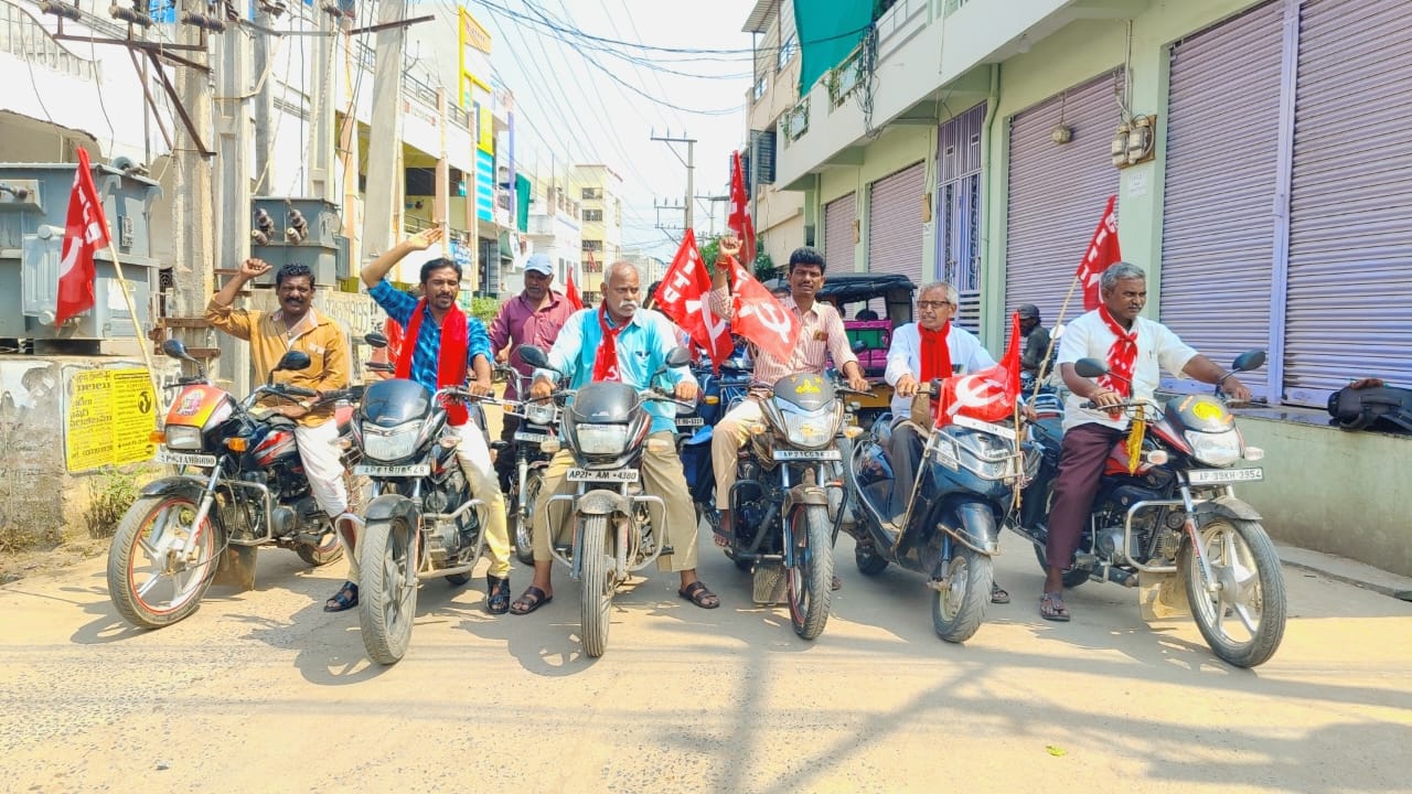 నంద్యాలలో బైక్‌ ర్యాలీ చేపడుతున్న సిఐటియు నాయకులు