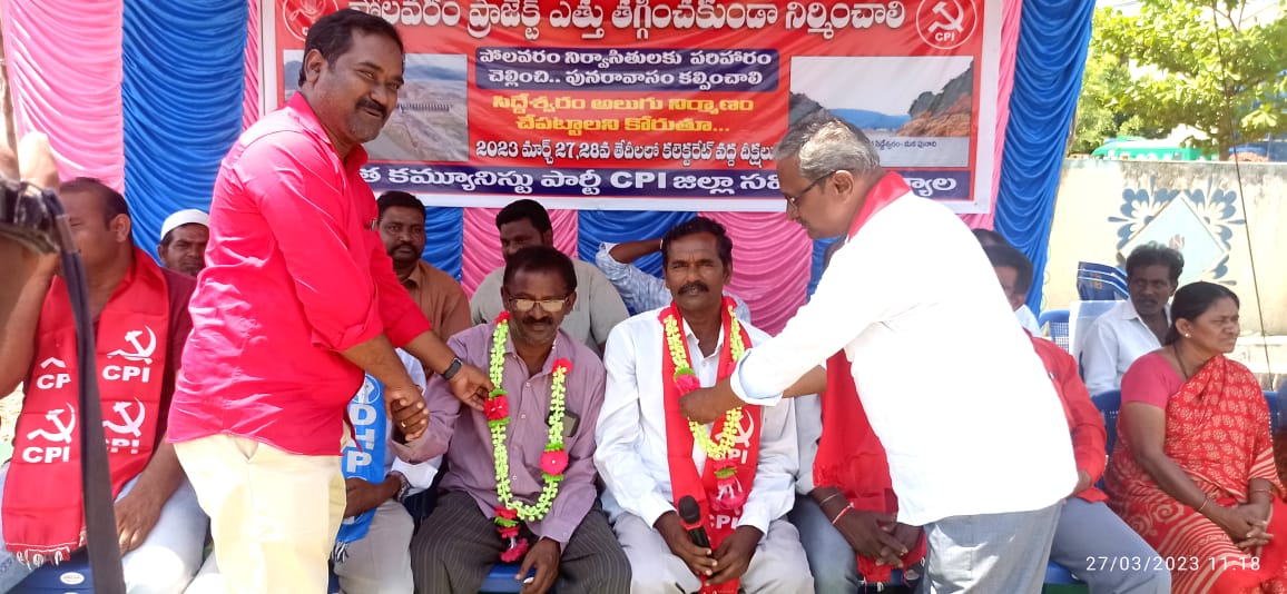 దీక్షలు ప్రారంభిస్తున్న రాష్ట్ర నాయకులు రామాంజనేయులు