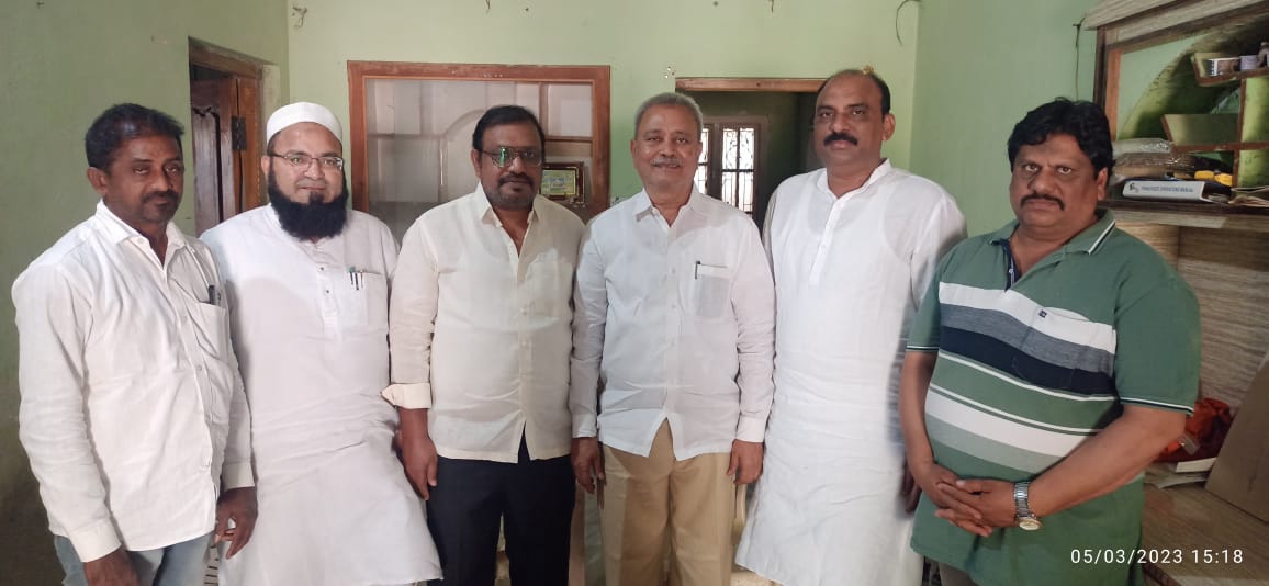 మాట్లాడుతున్న ముఫ్తి ఖదీర్‌ మౌలానా, చిత్రంలో ఎంఏ.గఫూర్‌, వాహిద్‌ హుస్సేన్‌ తదితరులు