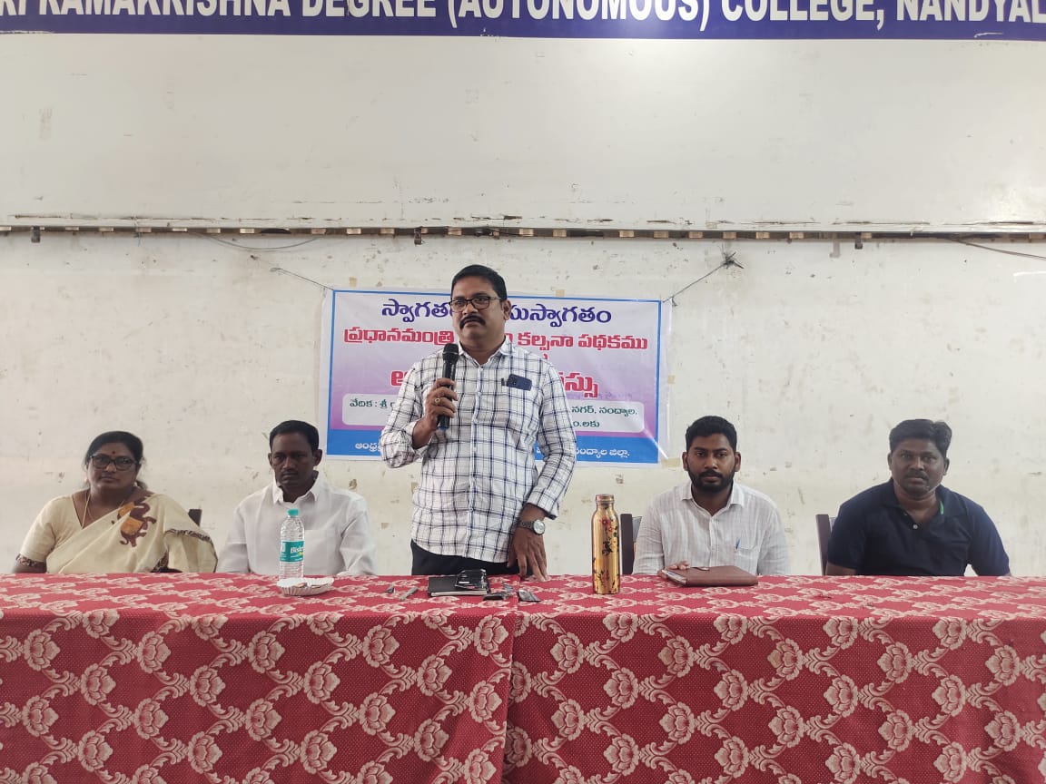 అవగాహన సదస్సులో మాట్లాడుతున్న ఖాదీ బోర్డు డిడి వి.హరికృష్ణ