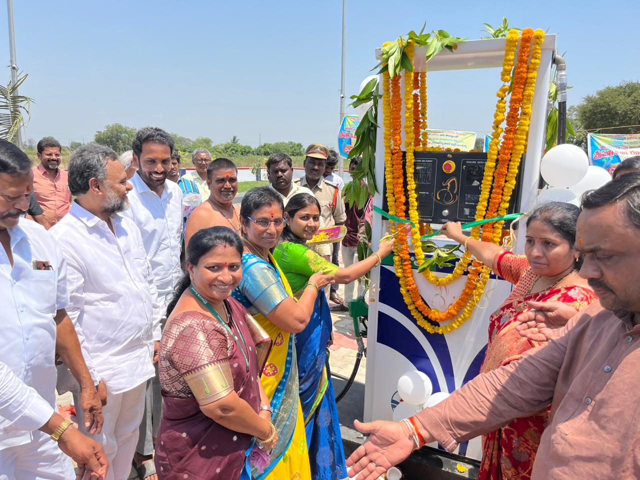  పెట్రోల్‌ బంక్‌ ప్రారంభిస్తున్న ఏం పీ, ఎమ్మెల్యే