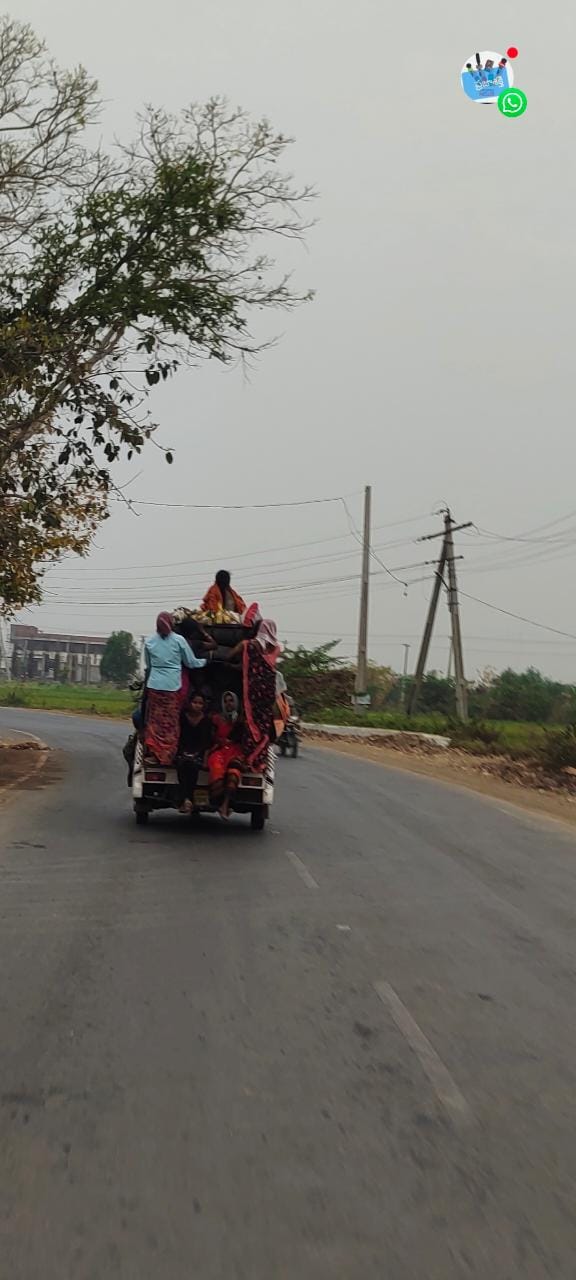 కానాల గ్రామం నుండి పనుల కోసం ఆటోలో ప్రమాదకరంగా వెళ్తున్న మహిళలు