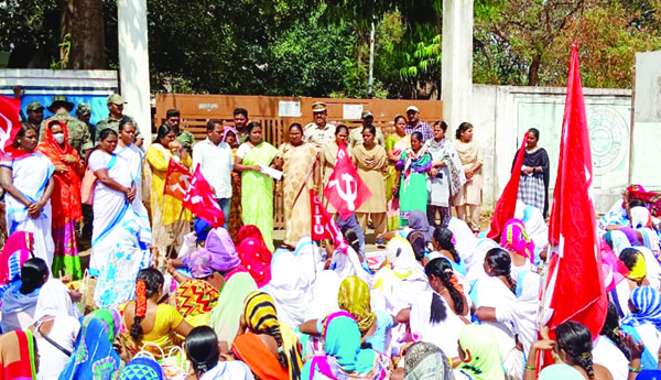 సమస్యలను పరిష్కరించాలని ఆశ వర్కర్ల ఆందోళన