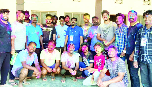 పలు చోట్ల హోలీ సంబరాలు