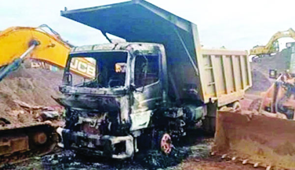 వాహనాలను తగలబెట్టిన మావోయిస్టులు