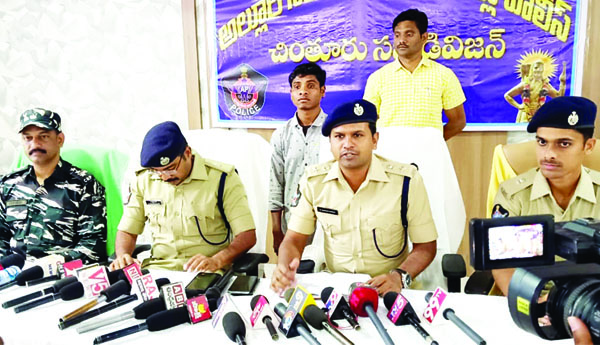 లొంగిపోయిన మావోయిస్టు పార్టీ సభ్యుడు