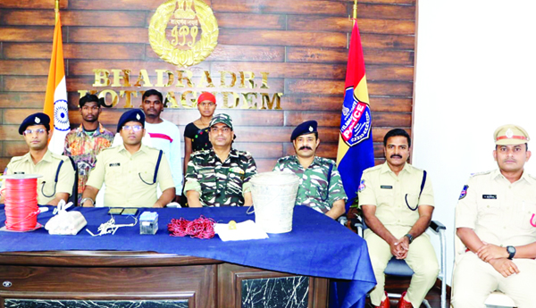 మావోయిస్టు దళ సభ్యుల అరెస్టు