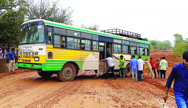 జాతీయ రహదారిపై వాహనదారుల అవస్థలు