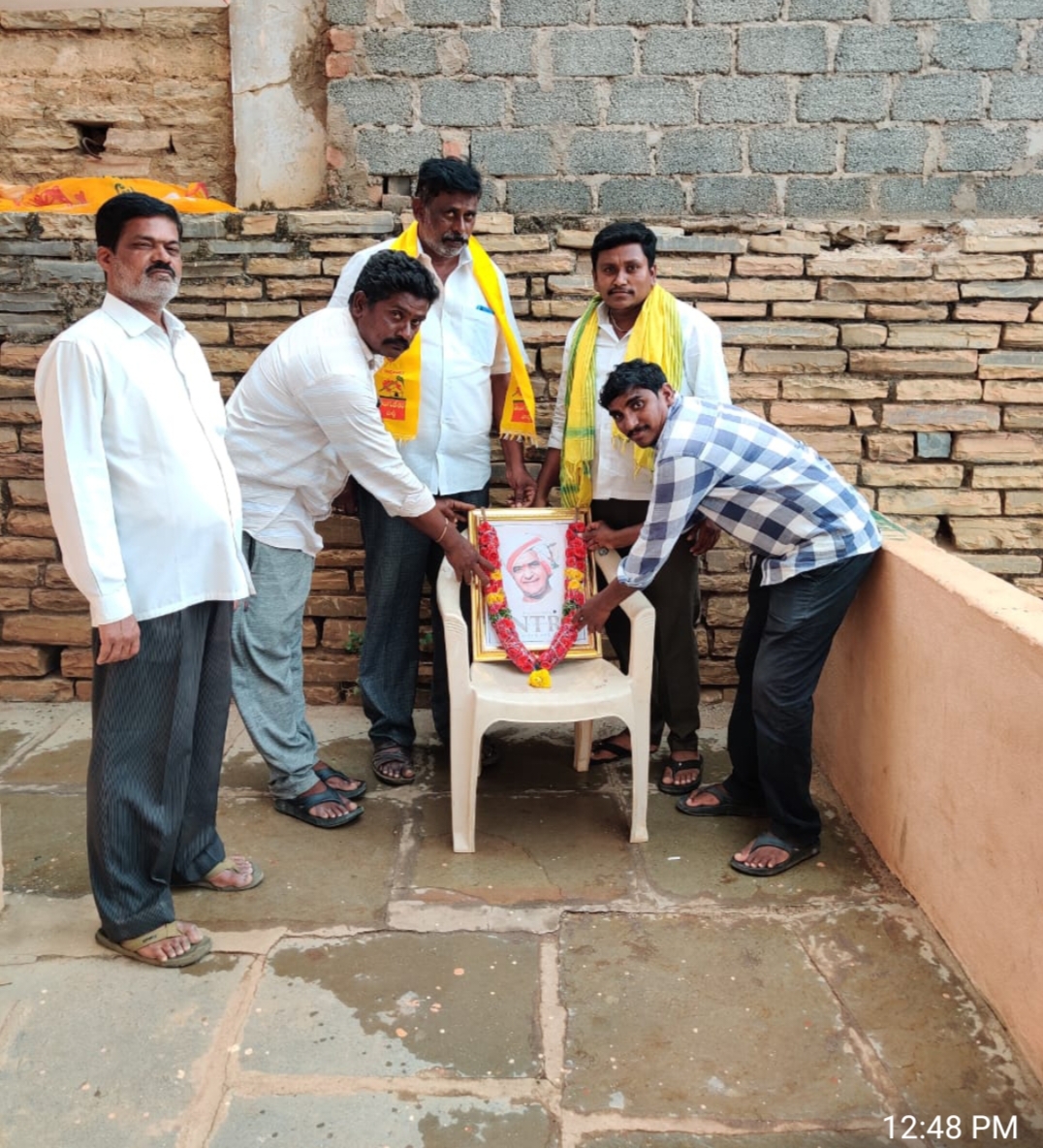 ఎన్‌టిఆర్‌ చిత్ర పటానికి పూలమాల వేస్తున్న టిడిపి నాయకులు