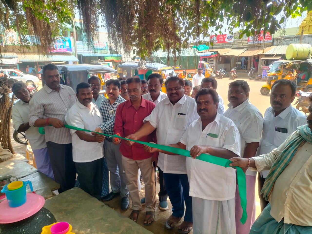 పగిడ్యాల్లో చలివేంద్రం ప్రారంభిస్తున్న అధికారులు, నాయకులు