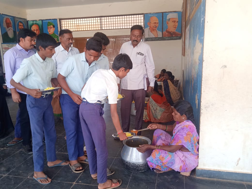 మధ్యాహ్న భోజనం పథకాన్ని తనిఖీ చేస్తున్న త్రిసభ్య కమిటీ సభ్యులు