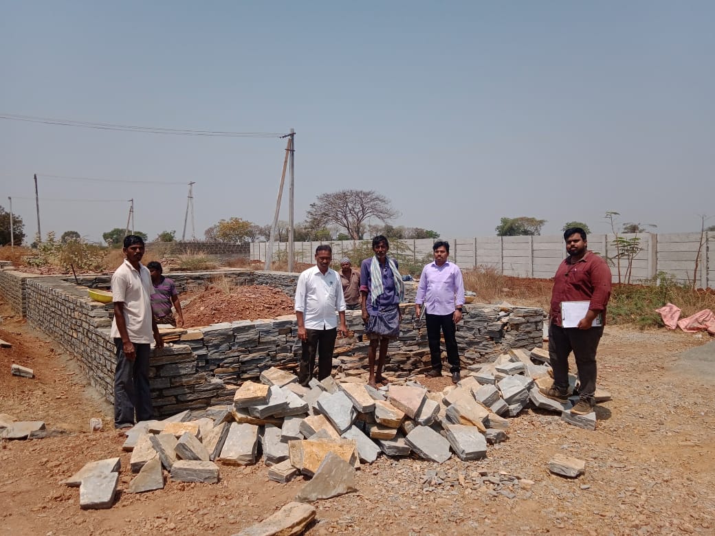 పగిడ్యాలలో జగనన్న కాలనీలోని ఇండ్ల నిర్మాణాన్ని పరిశీలిస్తున్న ఎంపిడిఒ 