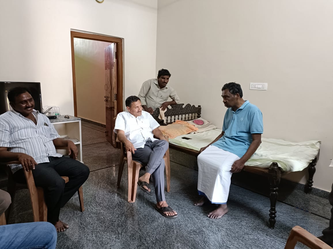 సత్యం రెడ్డిని పరామర్శిస్తున్న మాండ్ర