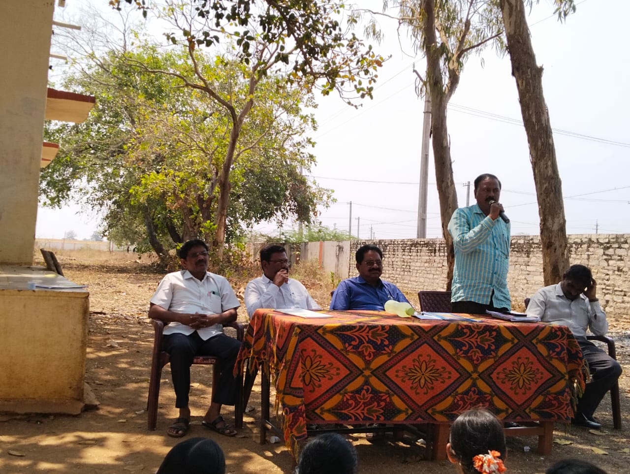 సమావేశంలో మాట్లాడుతున్న ఎంఇఒ సుభాన్‌