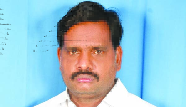 సర్పంచులపై ఒత్తిడి తేవడం దుర్మార్గం