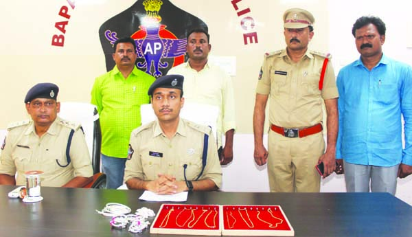 బంగారం చోరీ కేసులో నిందితులు అరెస్టు