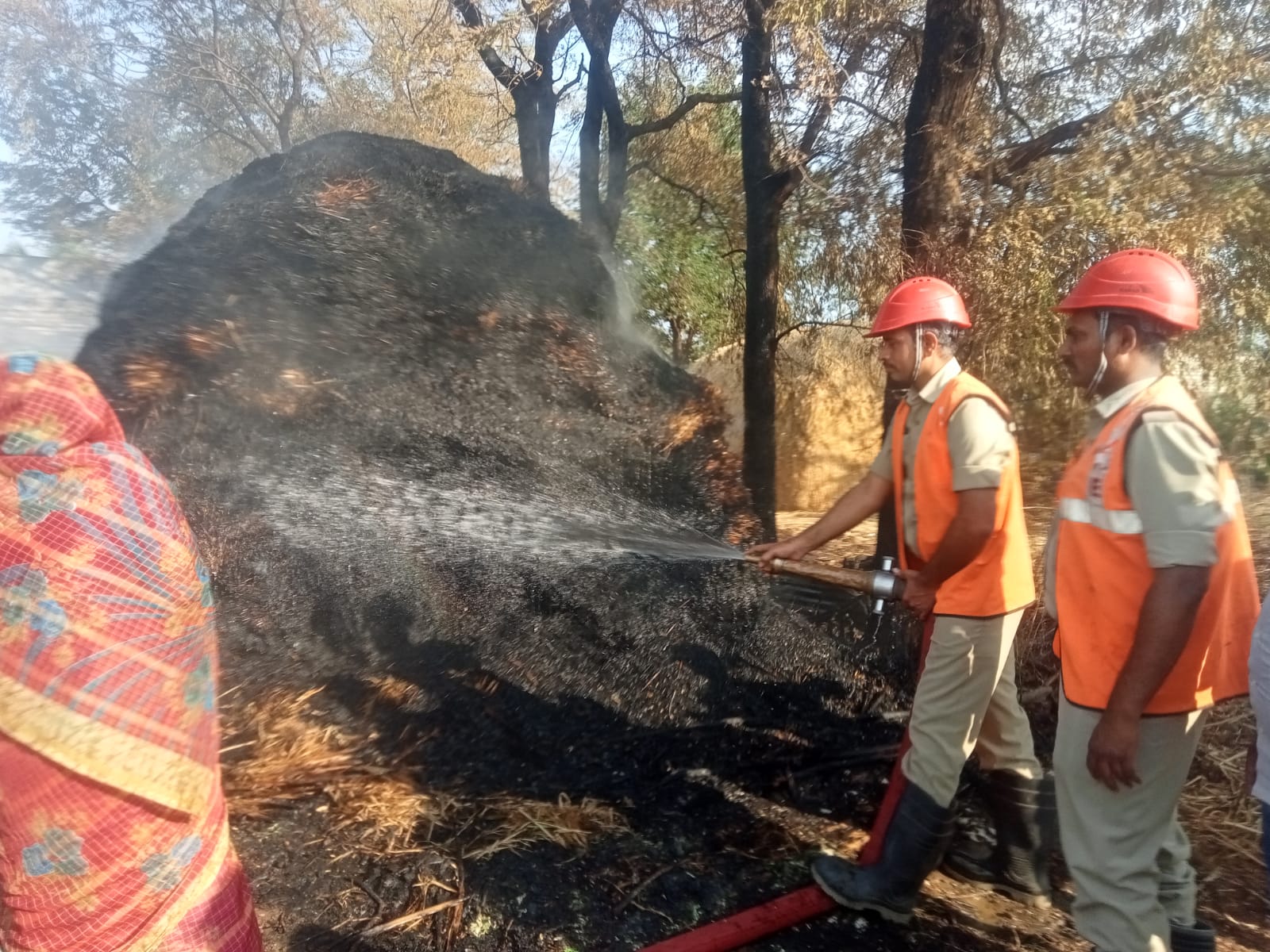 గడ్డి వాములను ఆర్పుతున్న ఫైర్‌ సిబ్బంది