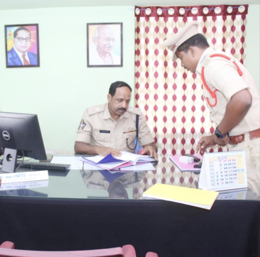  కేసుల రికార్డులను పరిశీలిస్తున్న  ఎస్పీ