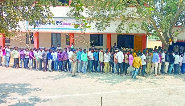 ఓపిగ్గా ఓటేసిన పట్టభద్రులు