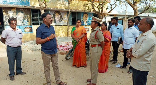 అధికారులకు సూచనలు ఇస్తున్న ఆర్‌డిఒ ఎంఎస్‌.మురళి