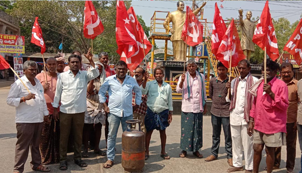 CPM-dharna-protesting-Rs-50-increase-on-cylinder