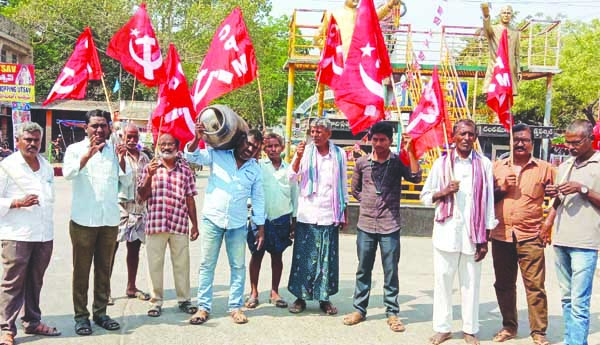 గ్యాస్‌ ధరలు తగ్గించాలని సిపిఎం నిరసన