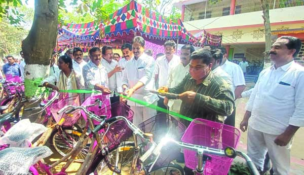 కార్పొరేట్‌ స్కూలుకు దీటుగా ప్రభుత్వ పాఠశాలలు: మోపిదేవి