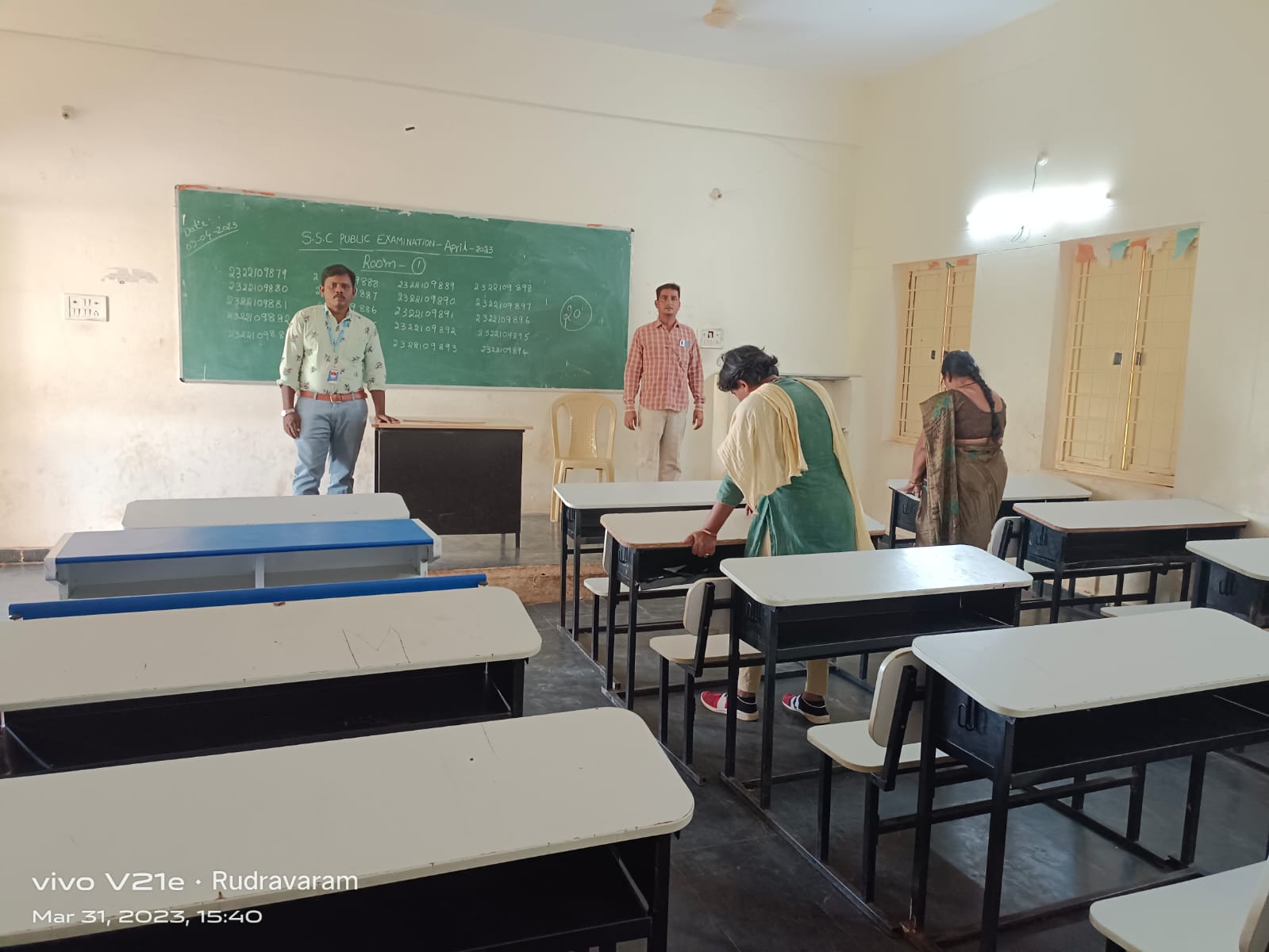 10 పరీక్షలకు బెంచీలు ఏర్పాటు చేసిన ప్రిన్సిపల్ నాగేశ్వరరావు.