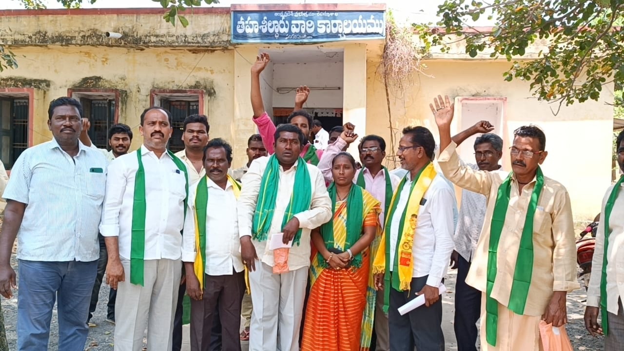 ధాన్యం కొనుగోలు కేంద్రాలు ప్రారంభించాలి