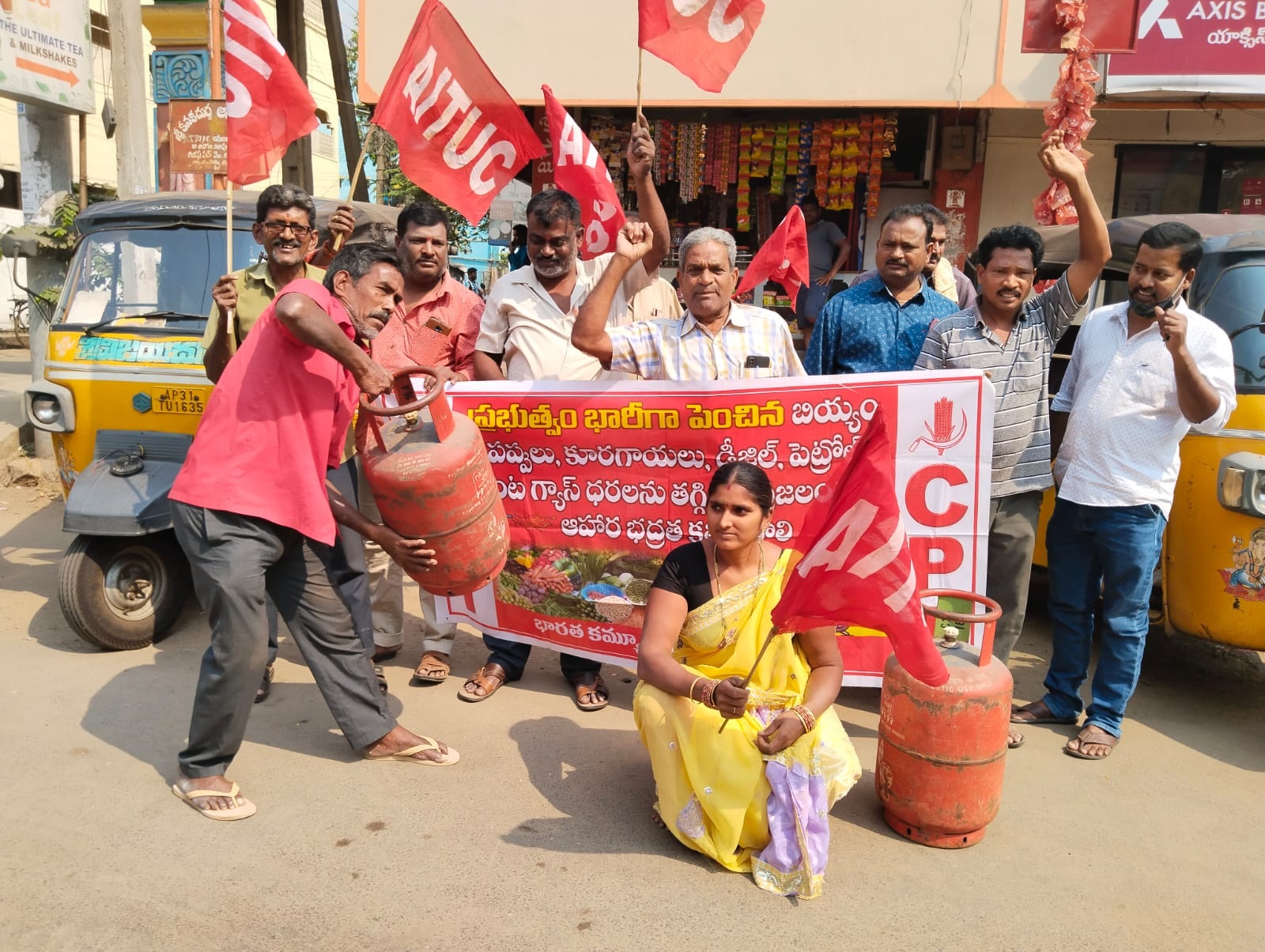 పెంచిన వంటగ్యాస్‌ ధరలను తగ్గించాలి