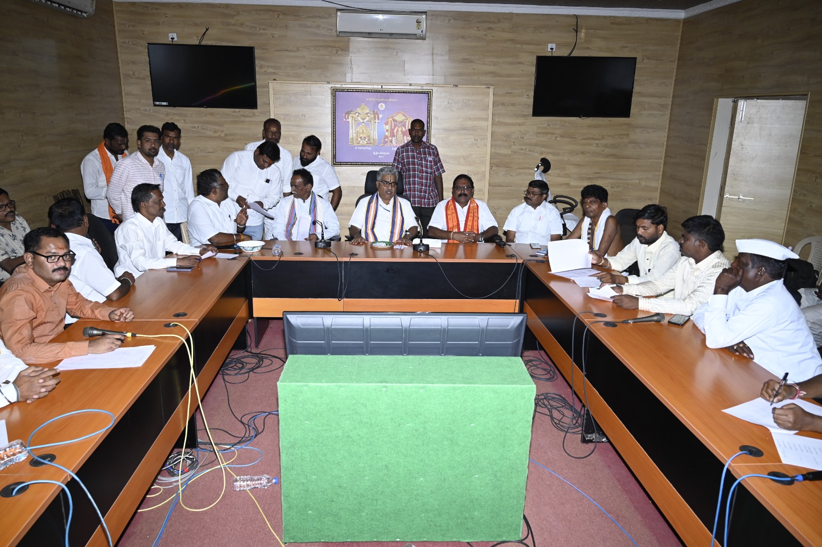 సమావేశంలో మాట్లాడుతున్న శ్రీశైలం దేవస్థాన ఇఒ లవన్న