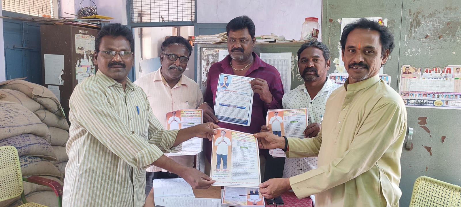 పిడిఎఫ్‌ అభ్యర్థిని గెలిపించాలని ఓటర్లను అభ్యర్థిస్తున్న సిఐటియు నాయకులు