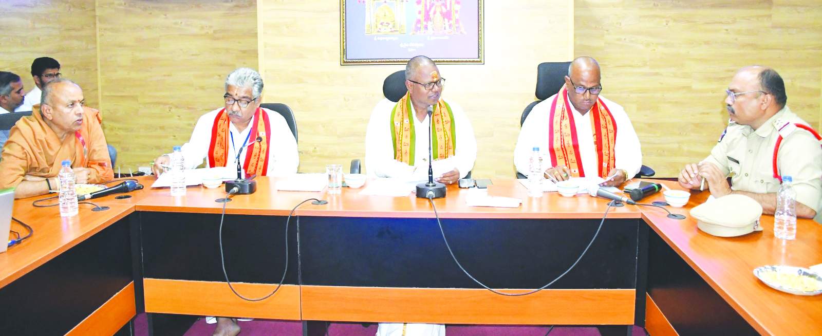 సమావేశంలో మాట్లాడుతున్న ఇఒ లవన్న