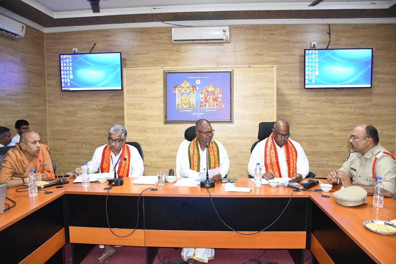 సమావేశంలో మాట్లాడుతున్న ఇఒ లవన్న