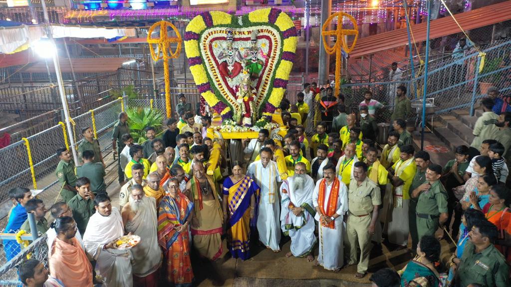 అశ్వ వాహనంపై గ్రామోత్సవంలో స్వామి అమ్మవార్లు