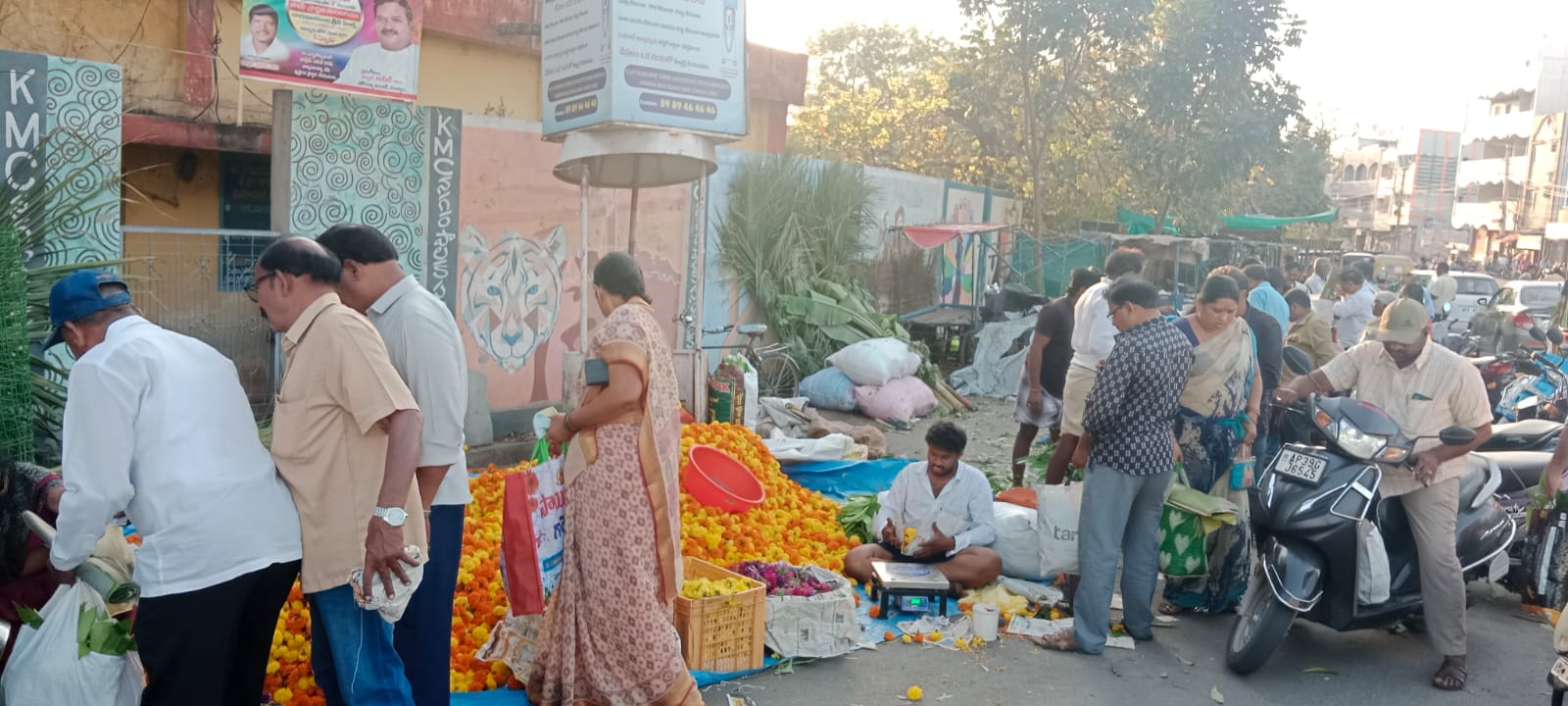 కొనుగోలు చేస్తున్న దృశ్యం