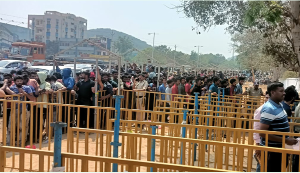 Second-ODI-match-in-Visakha-People-lined-up-for-tickets
