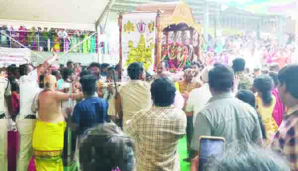 ఉపమాక జనసంద్రం