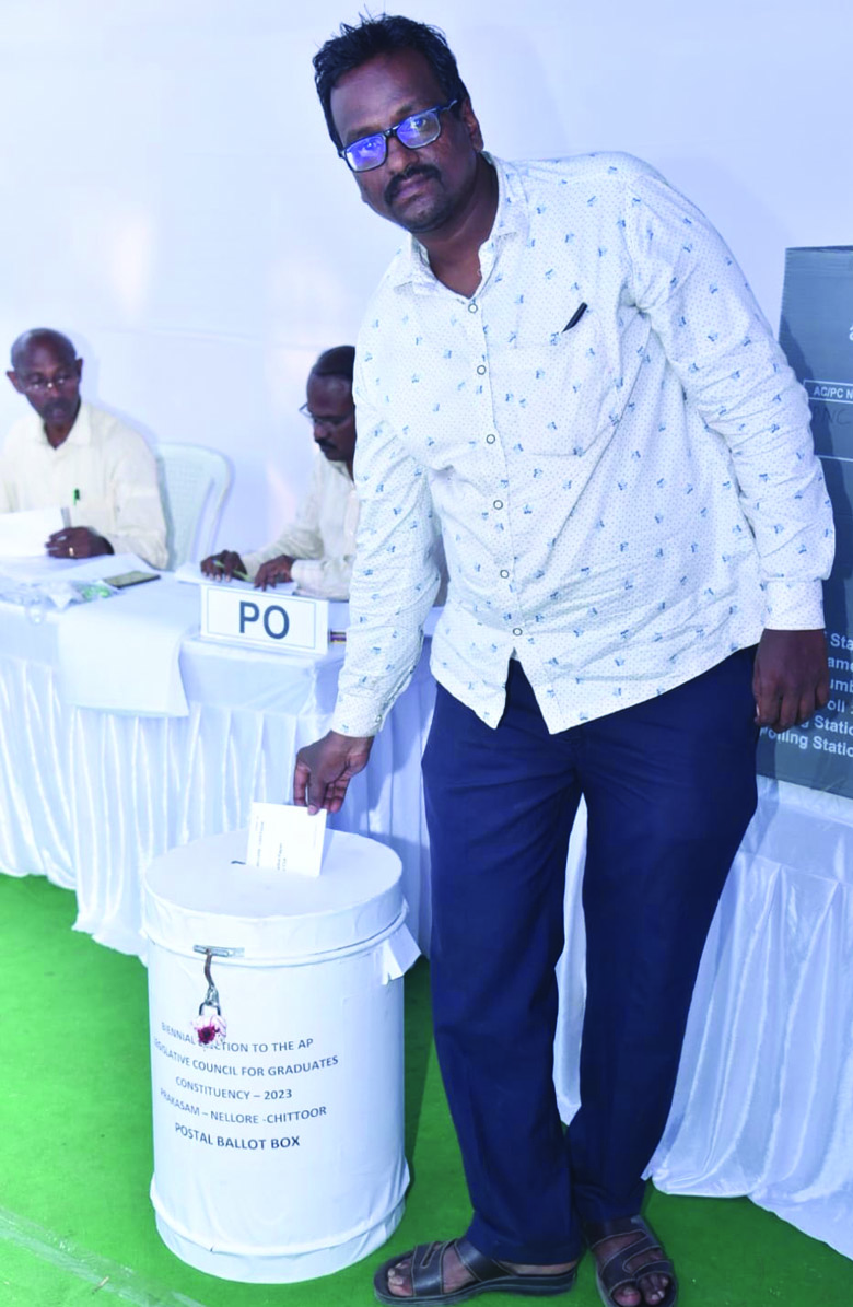 పోస్టల్‌ బ్యాలెట్‌ వినియోగించుకున్న ఉద్యోగులు