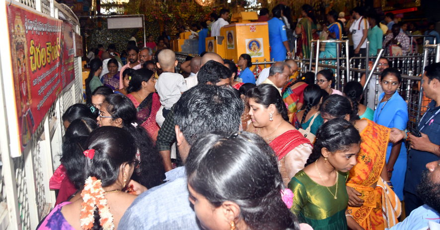 దుర్గమ్మ దర్శనానికి పోటెత్తిన భక్తులు