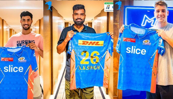 /Mumbai-players-in-the-womens-team-jersey