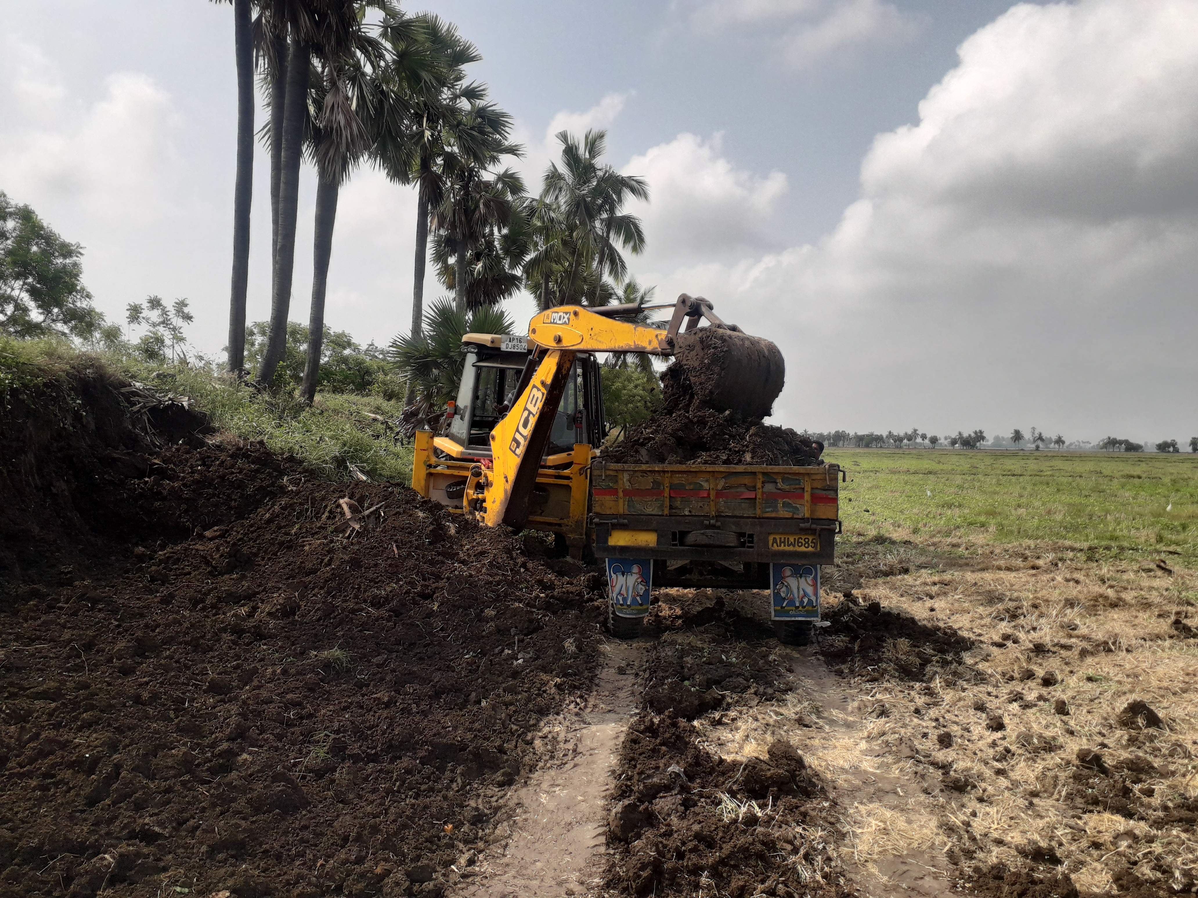 చెలరేగుతున్న మట్టి మాఫియా..!