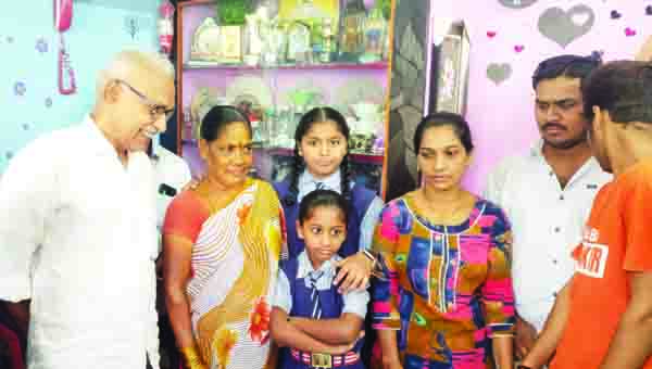 మళ్ల, కృష్ణమూర్తి కుటుంబాలకు పరామర్శ