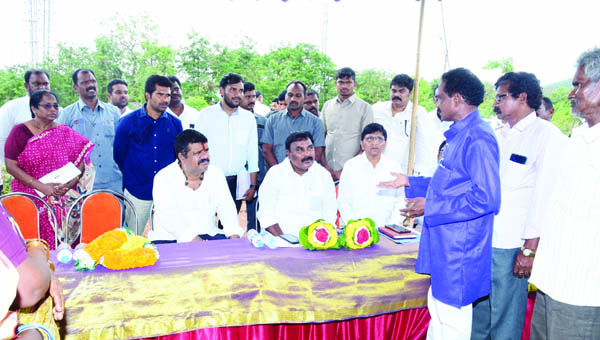 పౌల్ట్రీ కాంప్లెక్స్‌ను సందర్శించిన మంత్రి