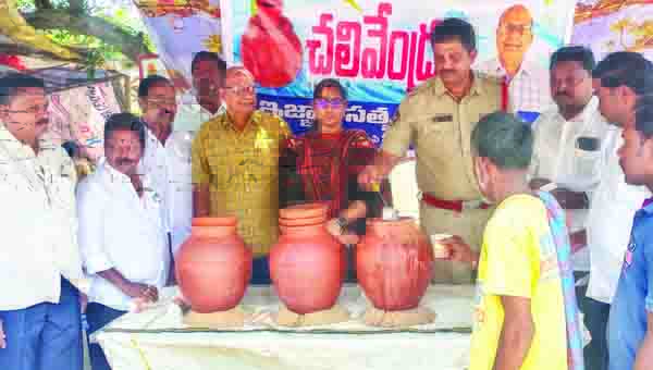 పలు చోట్ల చలివేంద్రాలు ప్రారంభం