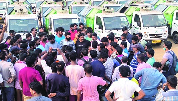సమస్యలపై క్లాప్‌ డ్రైవర్ల నిరసన