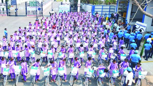 బాలికలకు సైకిళ్లు పంపిణీ